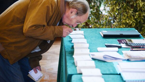 الفرنسيون يدلون بصوتهم في صنادق الاقتراع، الانتخابات الرئاسية الفرنسية، باريس، فرنسا - سبوتنيك عربي