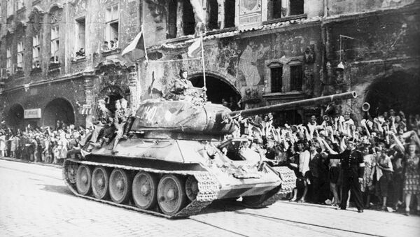 الدبابة السوفيتية تي-34، وهي من أفضل ما امتلكه الجيش الأحمر خلال الحرب العالمية الثانية، وهنا تدخل العاصمة التشيكية براغ، مايو/ آيار 1945 - سبوتنيك عربي