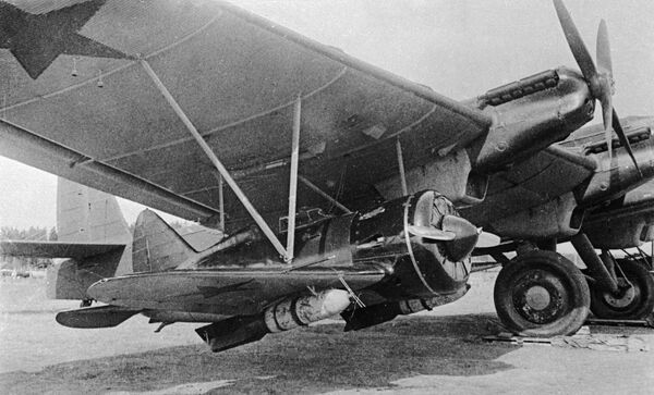 القاذفة إي-16 التي شاركت في أوائل الحرب الوطنية العظمى والمجهزة بقنبلة 250 كجم، وهي مثبتة بجناح الطائرة العملاقة تي بي-16 - سبوتنيك عربي