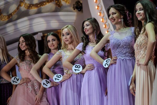 المشاركات خلال نهائي مسابقة الحسناء الروسية - 2017 في موسكو - سبوتنيك عربي