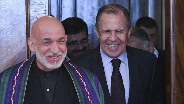 وزير الخارجية الروسي سيرغي لافروف مع الرئيس الأفغاني الأسبق حميد كرزاي - سبوتنيك عربي