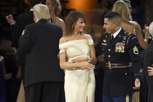 Первая леди США Меланья Трамп на инаугурационном балу в Вашингтоне - سبوتنيك عربي