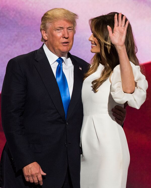 Кандидат в президенты США Дональд Трамп с супругой Меланьей на общенациональном съезде Республиканской партии в Кливленде - سبوتنيك عربي