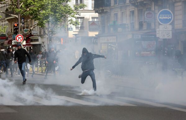 تظاهرات لطلاب المدارس في باريس ضد المرشحين للانتخابات الرئاسية الفرنسية مارين لوبان وإيمانويل ماكرون، 27 أبريل/ نيسان 2017 - سبوتنيك عربي
