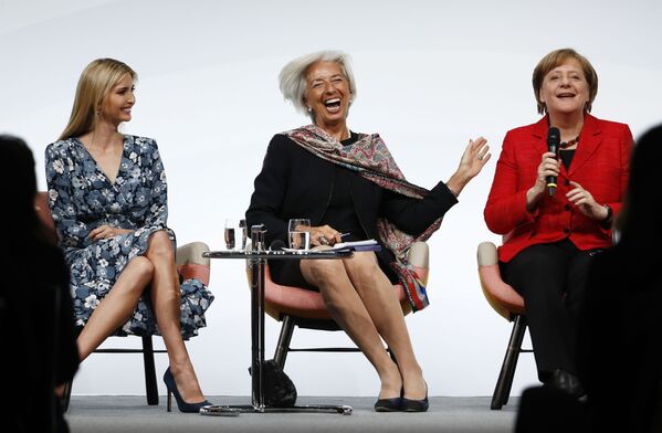 مساعدة الرئيس الأمريكي إيفانكا ترامب، ومدير العام لمنظمة النقد الدولية كريستين لاغارد، ومستشارة ألمانيا أنجيلا ميركل يضحكن خلال قمة الـ 20 لتطوير المرأة في برلين، ألمانيا 25 أبريل/ نيسان 2017 - سبوتنيك عربي