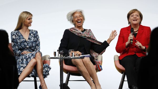 مساعدة الرئيس الأمريكي إيفانكا ترامب، ومدير العام لمنظمة النقد الدولية كريستين لاغارد، ومستشارة ألمانيا أجيلا ميركل تضحكن خلال قمة الـ 20 لتطوير المرأة في برلين، ألمانيا 25 أبريل/ نيسان 2017 - سبوتنيك عربي