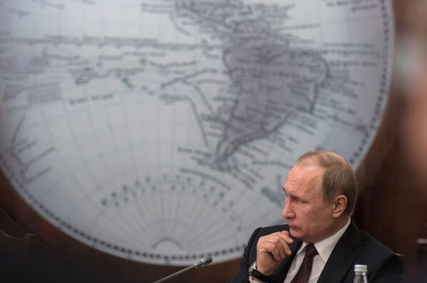 الرئيس الروسي فلاديمير بوتين خلال اجتماع المجلس السياسي لجمعية الجغرافيين الروس بمدينة سان بطرسبورغ، روسيا - سبوتنيك عربي