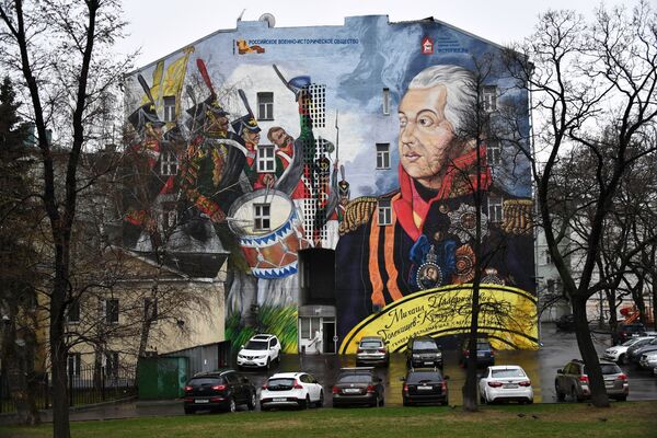 رسم غرافيتي للقائد العسكري الروسي ميخائيل كوتوزوف على مبنى في حي فولخونكي بموسكو، وذلك في إطار مشروع تاريخي روسي اسمه ناشي غيرويي (أبطالنا) - سبوتنيك عربي