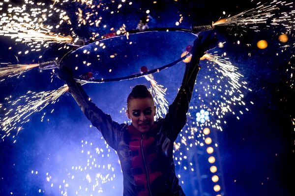 فتاة مشاركة العرض الناري في مهرجان العاشقين في حديقة المركز الثقافي كرملين إزمائيلوفو في موسكو - سبوتنيك عربي