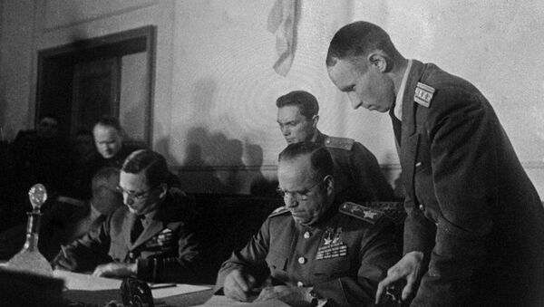 توقيع صك الاستسلام الألماني الذي بموجبه تعلن الهدنة وتنهي الحرب العالمية الثانية في أوروبا، وأحد أهم شروطه حل الحزب النازي، برلين 8 مايو/ آيار 1945 - سبوتنيك عربي