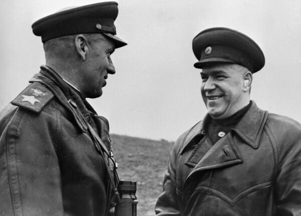 القائدان  العسكريان لجبهة بيلاروسيا (روسيا البيضاء) الأولى مارشال الاتحاد السوفيتي قسطنطين روكوسوفسكي ومارشال غيورغي جوكوف - سبوتنيك عربي