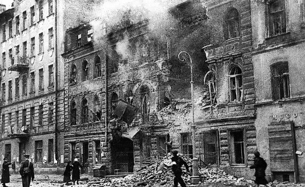 مدينة لينينغراد (سان بطرسبورغ الحالية) خلال تعرضها لنيران المدفعية النازية، عام 1942 - سبوتنيك عربي