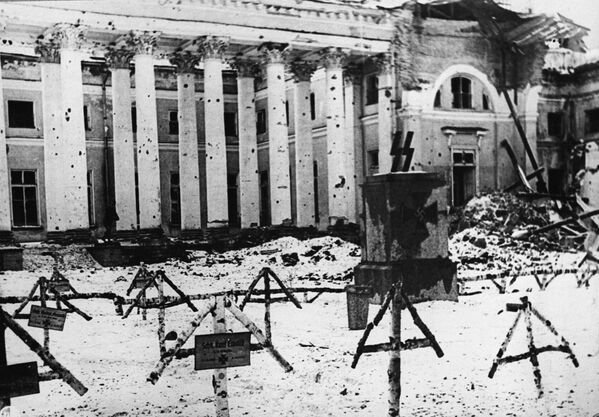 مقبرة أقامها جنود ألمانيا النازية أمام مبنى لقصر ألكسندروفسكي (1972-1796) في مدينة بوشكين، الصورة بعد تحرير جنود السوفيت للمدينة. - سبوتنيك عربي