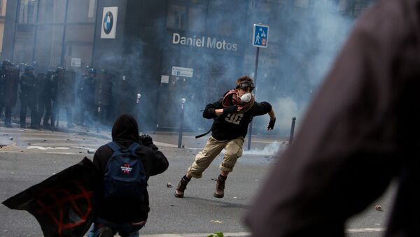 مظاهرات باريس - اشتباكات بين المتظاهرين والشرطة الفرنسية في باريس - سبوتنيك عربي