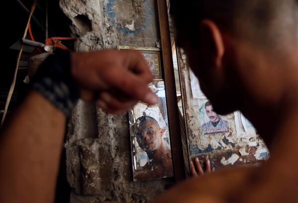 انعكاس الشاب الفلسطيني محمد الحر في مرآة بمخيم النصيرات للاجئين في قطاع غزة، فلسطين 2 مايو/ آيار 2017 - سبوتنيك عربي
