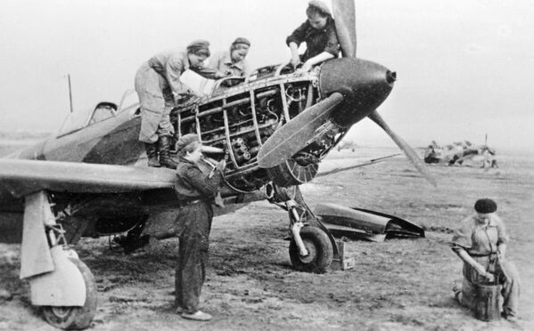 الحرب الوطنية العظمى (1941-1945) - المهندسات في القسم الـ 586 من فوج الطيران القتالي/ الهجومي يجهزن الطائرة للإقلاع - سبوتنيك عربي