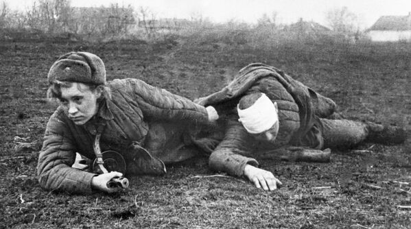 الحرب الوطنية العظمى (1941-1945) - الفتاة فاليا غريبكوفا، تقوم بإجلاء جندي جريح من ميدان المعركة - سبوتنيك عربي
