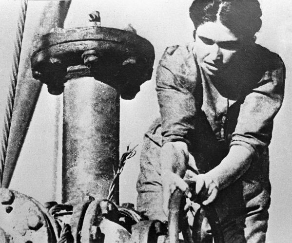 الحرب الوطنية العظمى (1941-1945) - امرأة في معمل نفطي في باكو، آذربيجان - سبوتنيك عربي
