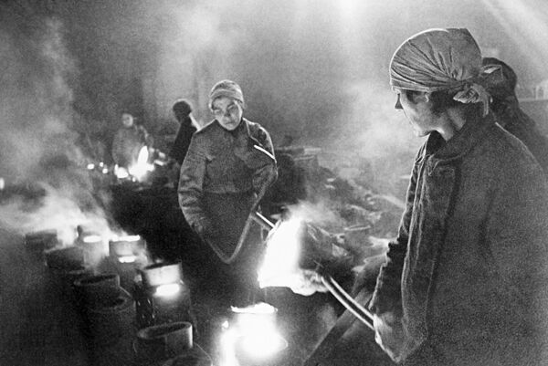 الحرب الوطنية العظمى (1941-1945) - النساء بمصنع لصهر المعادن خلال حصار لينينغراد (سان بطرسبورغ الحالية) عام 1942) - سبوتنيك عربي
