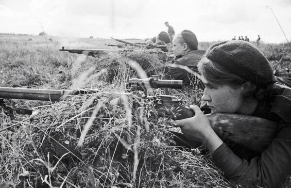 الحرب الوطنية العظمى (1941-1945) - الفوج الثالث من القناصات في الجبهة القتالية في حي كالينينسك شمال لينينغراد (سان بطرسبورغ الحالية) - سبوتنيك عربي