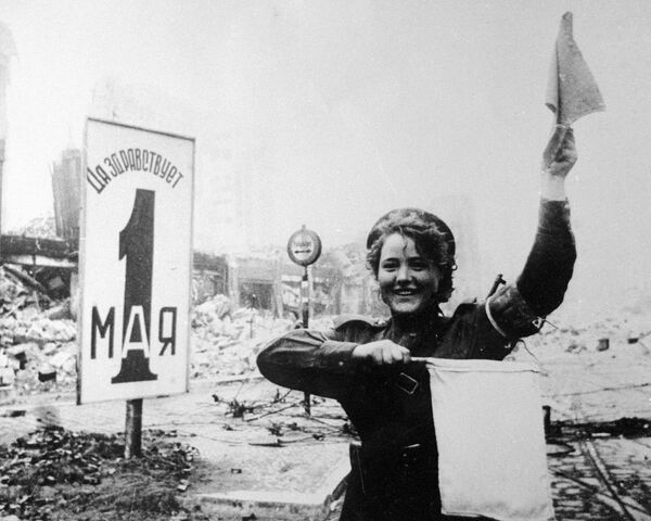 الحرب الوطنية العظمى (1941-1945) - ماريا شالنيفا، شرطية مرور في ميدان ألكسندربلاتز (أو ميدان ألكسندر) وسط العاصمة الألمانية برلين - سبوتنيك عربي