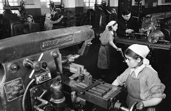 الحرب الوطنية العظمى (1941-1945) - النساء في مصنع تولا لإنتاج الأسلحة الدفاعية، عام 1944 - سبوتنيك عربي