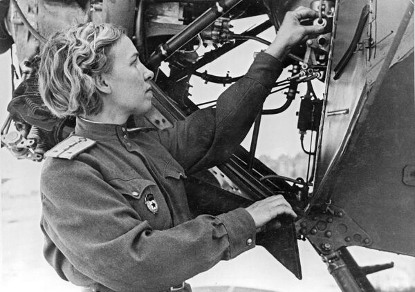 الحرب الوطنية العظمى (1941-1945) - كلافديا إليوشينا، مهندس طيران من فوج الطيران الـ46 للحرس الليلي - سبوتنيك عربي
