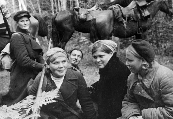 الحرب الوطنية العظمى (1941-1945) - فتيات من البارتيزان خلال استراحة في غابة. - سبوتنيك عربي