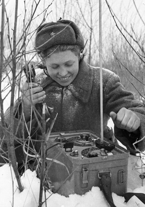 الحرب الوطنية العظمى (1941-1945) - جندية سوفيتية تحاول الاتصال من الهاتف في حقل عسكري - سبوتنيك عربي