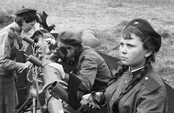 الحرب الوطنية العظمى (1941-1945) - تاتيانا شمورغونوفا (يمين الصورة) في قسم الدفاع الجوي مع رفيقاتها من القسم ذاته عند عبور نهر أودر (نهر يعبر ثلاث دول: التشيك وبولندا وألمانيا) - سبوتنيك عربي