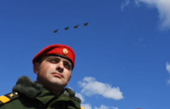 تدريبات العرض الجوي العسكري بمناسبة عيد النصر - المقاتلات الاعتراضية ميغ-31 تحلق فوق الساحة الحمراء في موسكو - سبوتنيك عربي