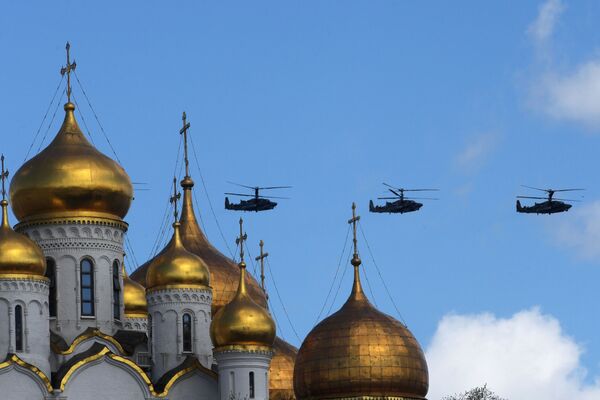 تدريبات العرض الجوي العسكري بمناسبة عيد النصر - المروحيات الهجومية كا-52 (أليغاتور) تحلق فوق الساحة الحمراء في موسكو - سبوتنيك عربي