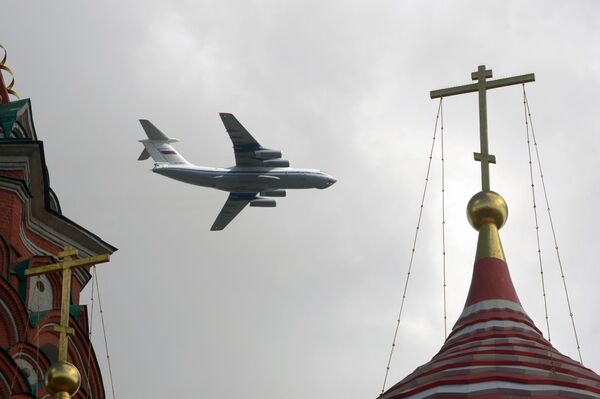 تدريبات العرض الجوي العسكري بمناسبة عيد النصر - الطائرة إيل-76  تحلق فوق الساحة الحمراء في موسكو - سبوتنيك عربي