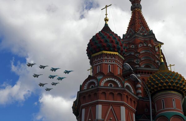 تدريبات العرض الجوي العسكري بمناسبة عيد النصر - القاذفات سو-34 وسو-35 وسو-27 تحلق فوق الساحة الحمراء في موسكو - سبوتنيك عربي