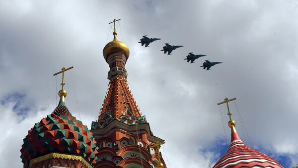 تدريبات العرض الجوي العسكري بمناسبة عيد النصر - المقاتلة الهجومية سو-34 تحلق فوق الساحة الحمراء في موسكو - سبوتنيك عربي