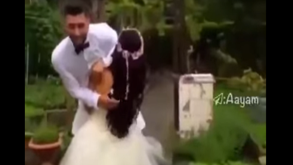 عروس تحمل عريسها في حفل الزفاف - سبوتنيك عربي