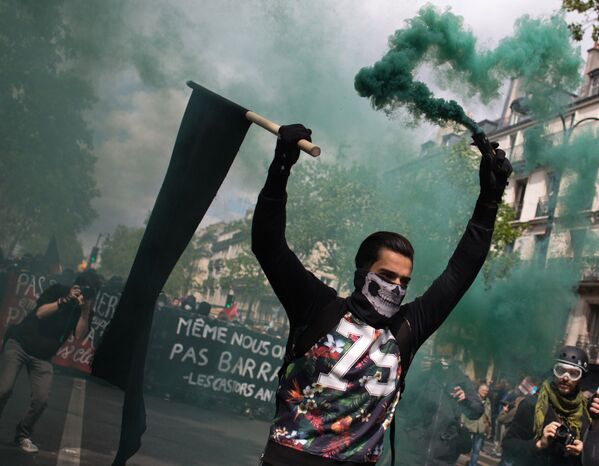 المشاركون في احتجاجات باريس في 1 مايو/ أيار 2017 - سبوتنيك عربي