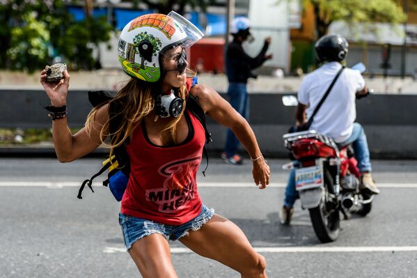 ناشطة من المعارضة خلال اشتباكات مع الشرطة في مدينة كاراكاس، فنزويلا 1 مايو/ أيار 2017 - سبوتنيك عربي