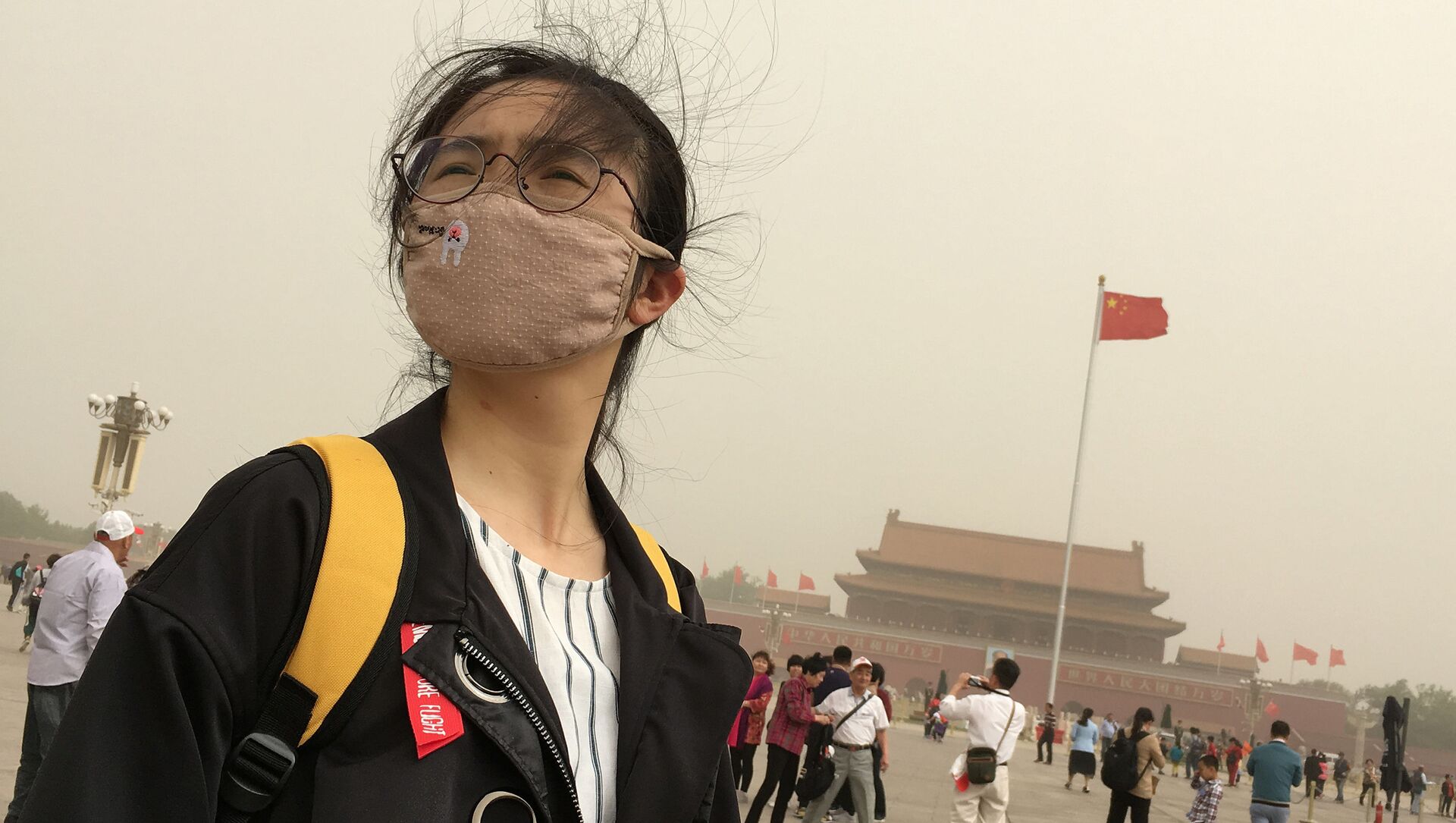 فتاة تزور ساحة تيانامين بينما تضرب عاصفة  رملية (غبار) في بكين، الصين 4 مايو/ آيار 2017 - سبوتنيك عربي, 1920, 27.04.2021