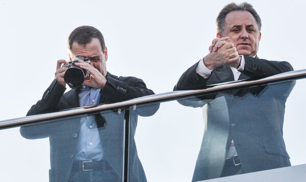 رئيس الوزراء دميتري مدفيديف ونائبه  فيتالي موتكو يشاهدان بطولة العالم - الجائزة الكبرى فورمولا-1 في سوتشي، روسيا - سبوتنيك عربي
