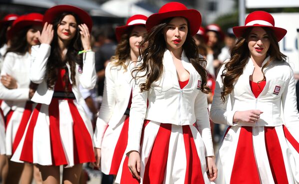 غريد-غيرلز - الفتيات المشاركات في مراسم افتتاح بطولة كأس الجائزة الكبرى فورمولا-1 في سوتشي، روسيا - سبوتنيك عربي