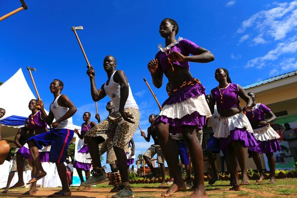 الرقص التقليدي على شرف الممثل الأمريكي فوريست ويتاكر الذي زار بلدة غولو في أوغندا الشمالية، 2 مايو/أيار 2017 - سبوتنيك عربي