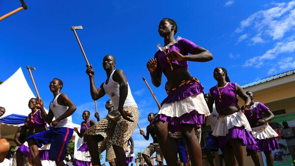 الرقص التقليدي على شرف الممثل الأمريكي فوريست ويتاكر الذي زار بلدة غولو في أوغندا الشمالية، 2 مايو/ آيار 2017 - سبوتنيك عربي