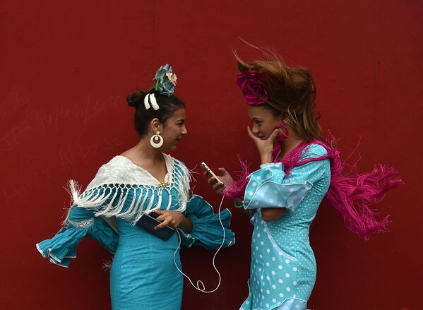 فتاتان ترتديان زيا تقلديا خلال مهرجان أبريل في مدينة اشبيلية، إسبانيا 30 أبريل/ نيسان 2017 - سبوتنيك عربي