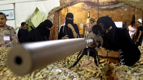 سعودية تجرب بندقية بمعرض في أبها - سبوتنيك عربي