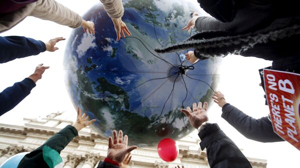 متظاهرون قبل بدء مؤتمر باريس العالمي للتغير المناخي 2015 - سبوتنيك عربي
