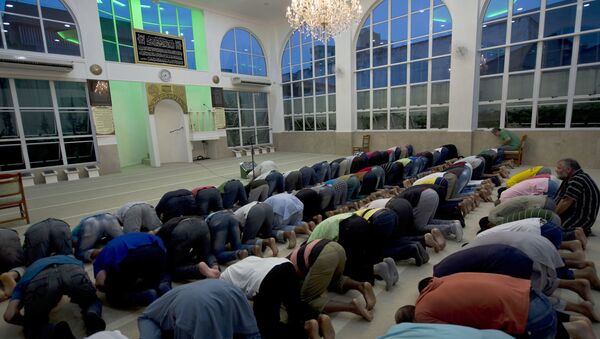 Muslims pray at Do Pari mosque in downtown Sao Paulo, Brazil (File) - سبوتنيك عربي