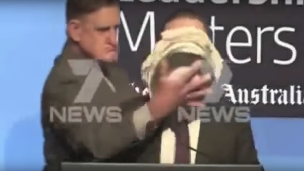 الرئيس التنفيذي لشركة طيران كانتاس الأسترالية آلان جويس يتلقى كعكة على وجهه - سبوتنيك عربي