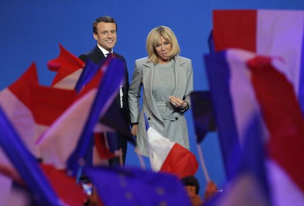 الرئيس الفرنسي إيمانويل ماكرون وزوجته بريدجيت خلال الحملة الانتخابية الفرنسية، 23 أبريل/ نيسان 2017 - سبوتنيك عربي
