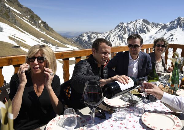 المرشح الفرنسي إيمانويل ماكرون وزوجته بريدجيت خلال زيارته لمنتجع بانيير دي بيغور في جبال البرانس، 12 أبريل/ نيسان 2017 - سبوتنيك عربي